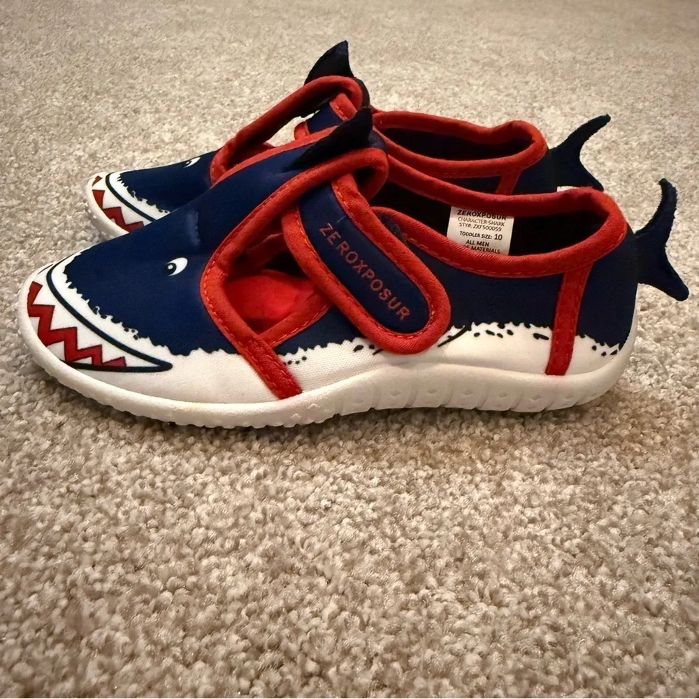 NWT ZeroXposur toddler size 10 Shark water shoes with Velcro strap